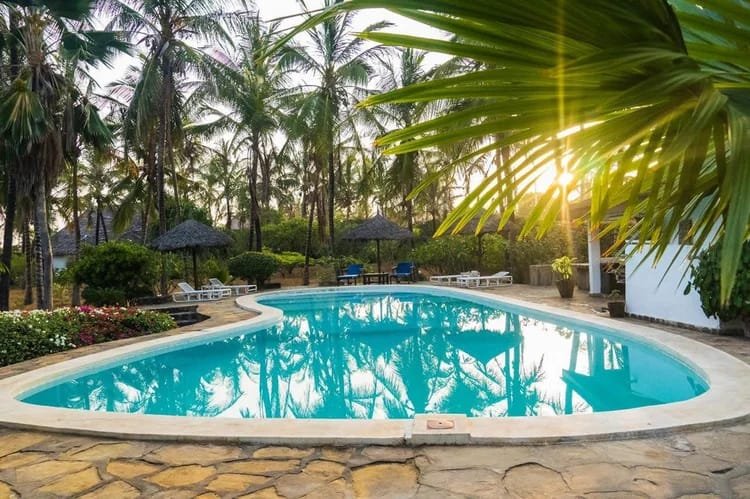 Exclusive 6-Bedroom Luxury Home on 1¼ Acres Near Watamu Beach - property image 2
